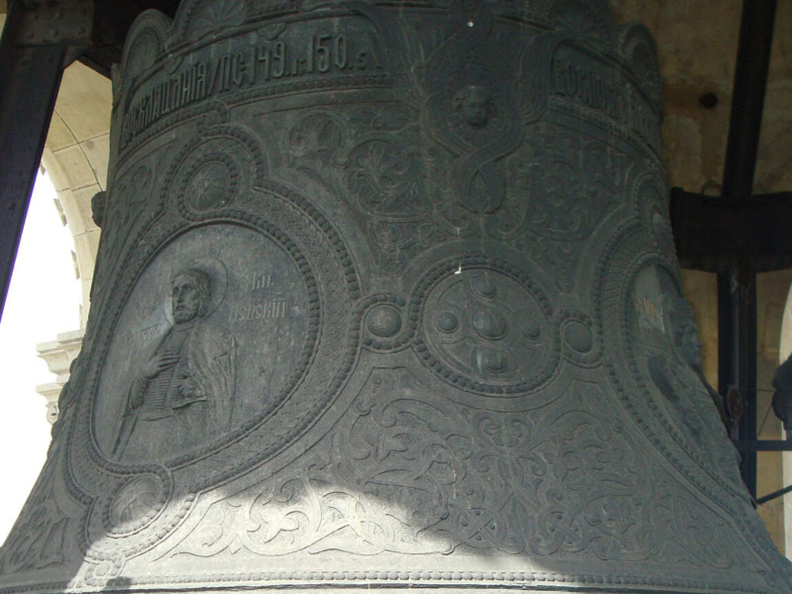 Камбаните на храм-паметника „Св. Александър Невски“ са 12 на брой, бият се ръчно, имат общо тегло 23 тона, изработени са в Москва и дарени през 1911 г.