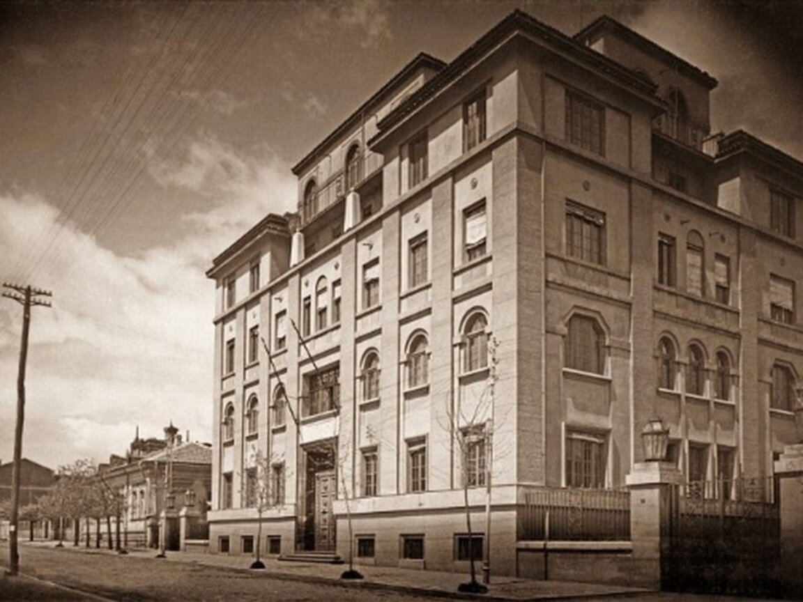 Някогашната сграда на института Opera Italiana Pro Oriente, строена през 20-те години на XX век, на ул. „Оборище“ 5 в София. В периода след 1944 г. до 1999 г. в нея се помещава Националното музикалното училище.