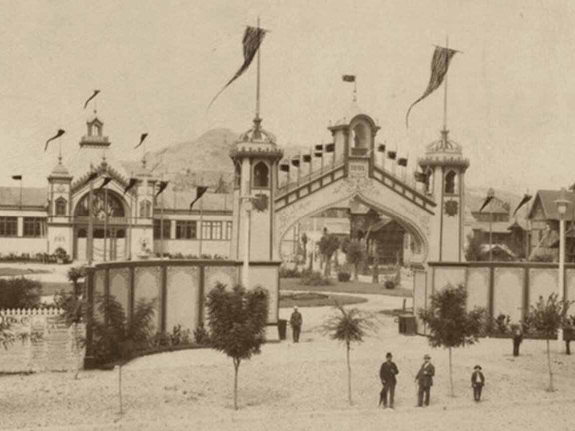 Парадният вход на Пловдивското изложение през 1892 г. Снимка от албум „Първо българско земеделско-промишлено изложение в Пловдив, 1892 г.“, подарен на княз Фердинанд І - покровител на изложението. ДАА, фонд 3К, оп. 7, а.е. 327