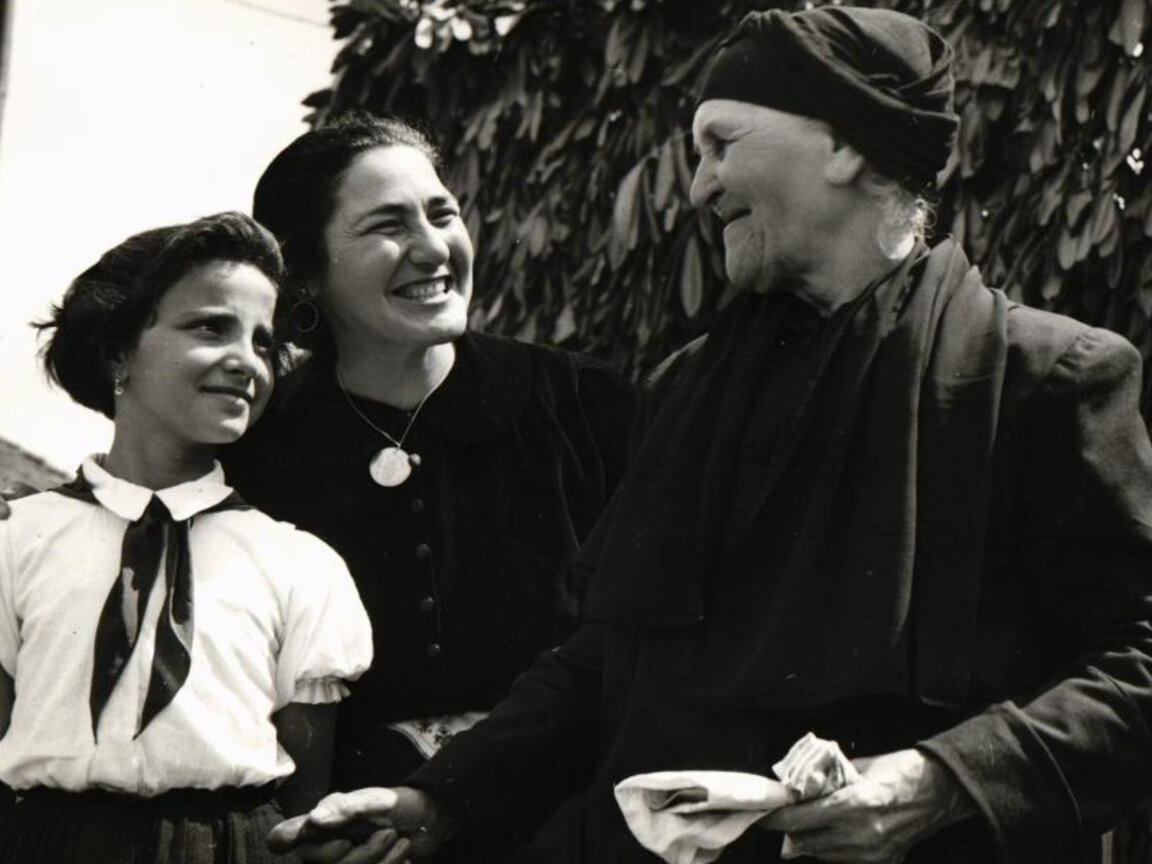 Магда Пушкарова (в средата) и участнички в събора в село Граматиково през 1960 година – най-младата Станка Стоянова и най-възрастната 90-годишната Урга Пешева