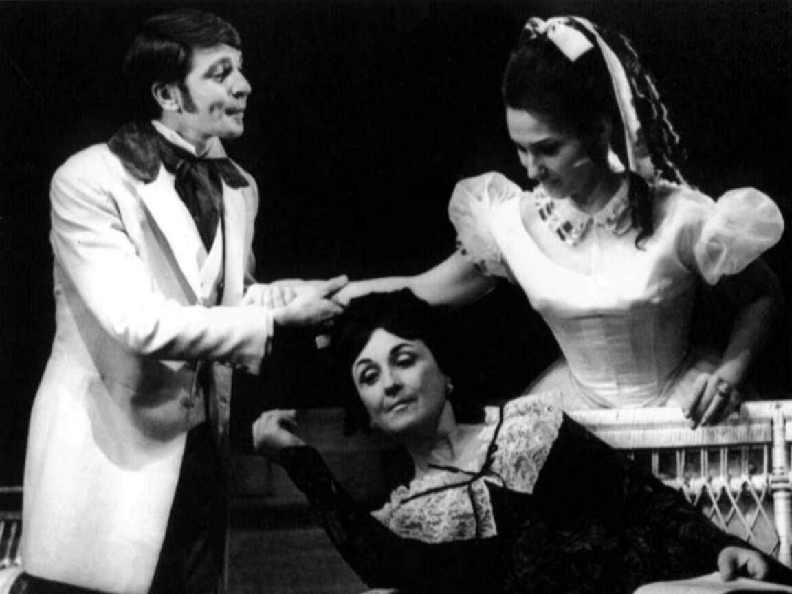 С Мила Пъдарева и Адриана Андреева в спектакъла „Обикновена история“ от Иван Гончаров