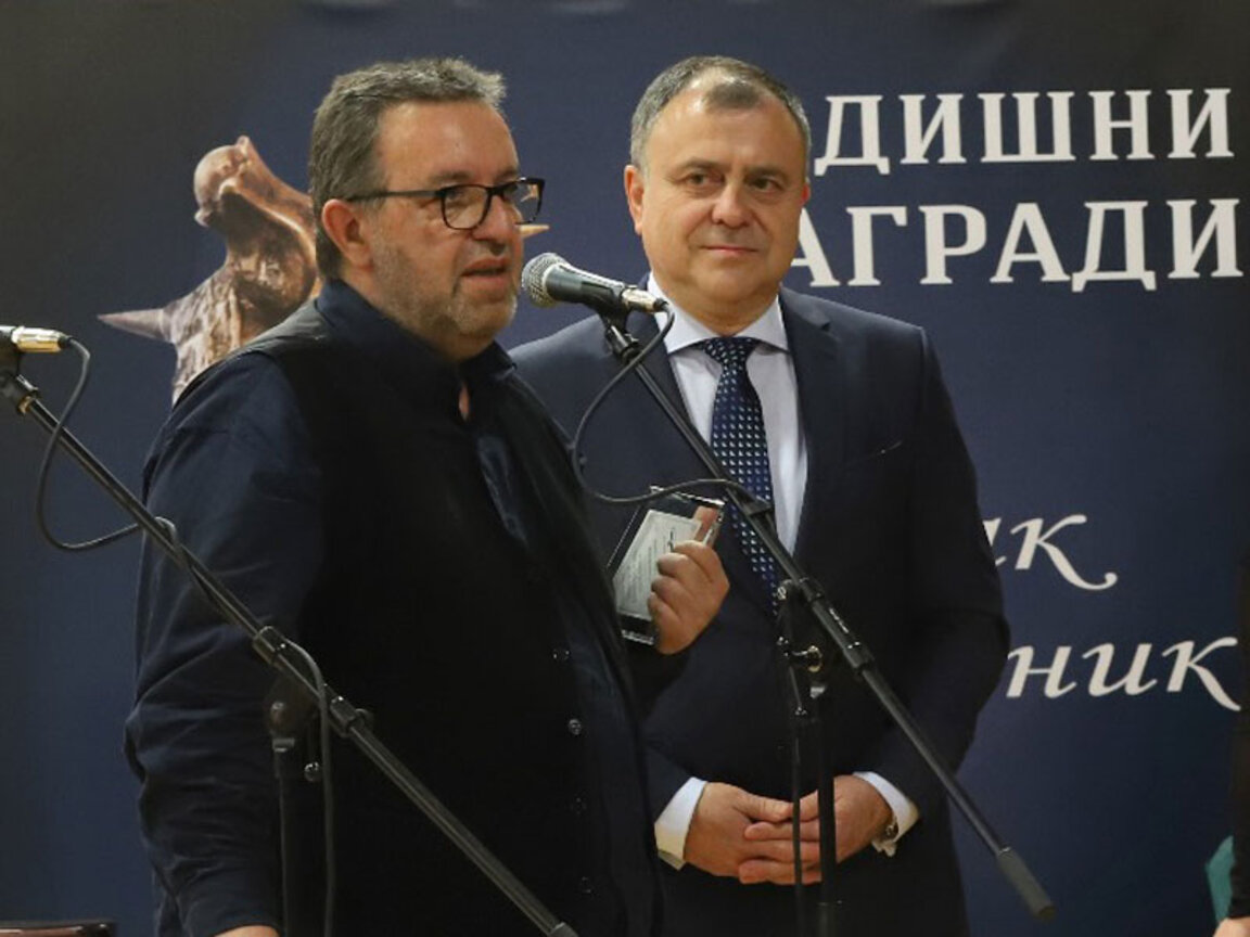 Генералният директор на БНР Александър Велев (вдясно) връчи наградата на директора на Архивния фонд Антон Митов.