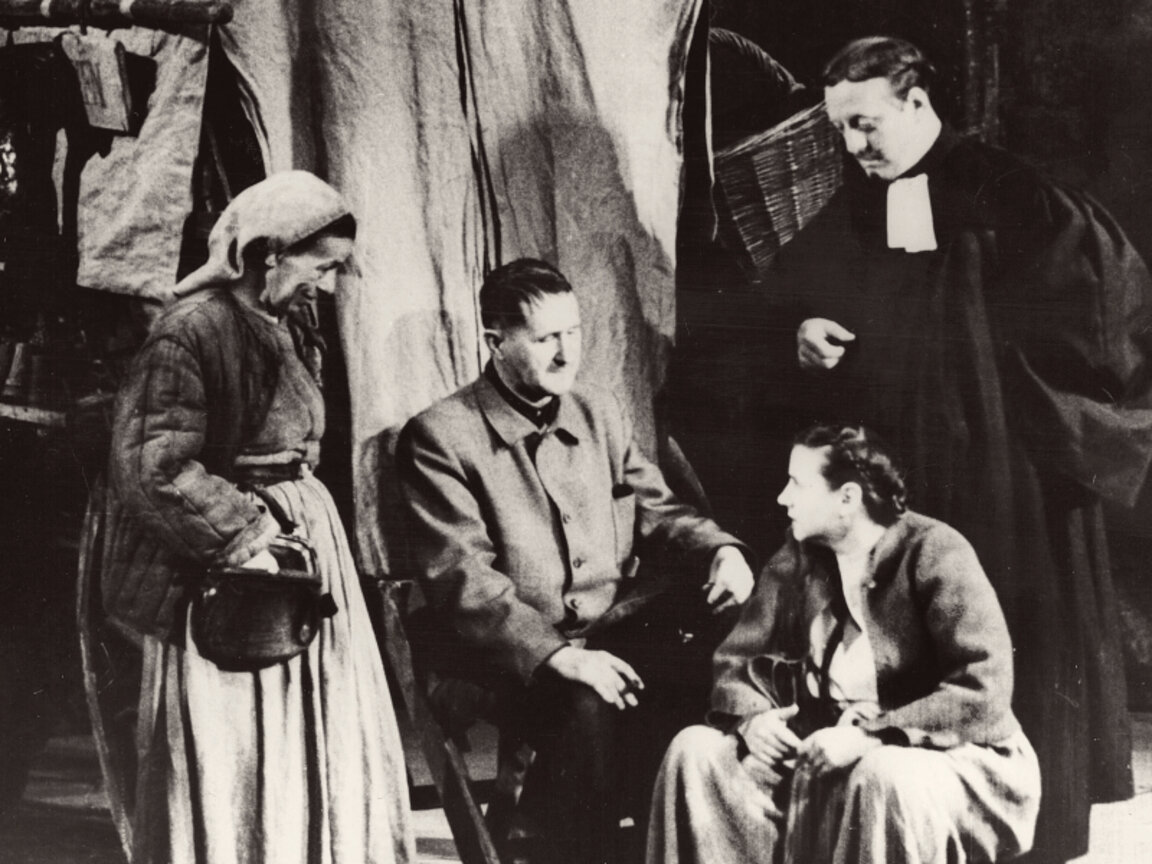 Бертолт Брехт на репетиция на „Майка кураж“