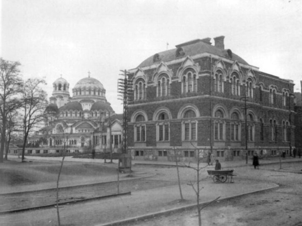 Сградата на Рисувалното училището на улица „Шипка“ 1 е завършена през 1907 година по проект на руския архитект Александър Смирнов. Днес в нея се помещават Ректоратът, Факултетът по изящни изкуства и галерия „Академия“.