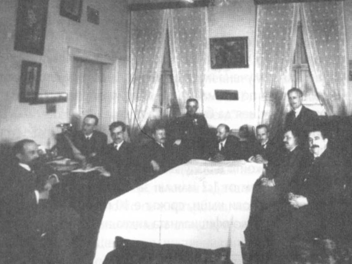 Ръководителите на Деветоюнския преврат (от ляво на дясно): Димо Казасов, полк. Кимон Георгиев, Никола Рачев, Янаки Моллов, ген. Иван Вълков, проф. Александър Цанков, полк. Христо Калфов, полк. Иван Русев, Петър Тодоров, Цвятко Бобошевски