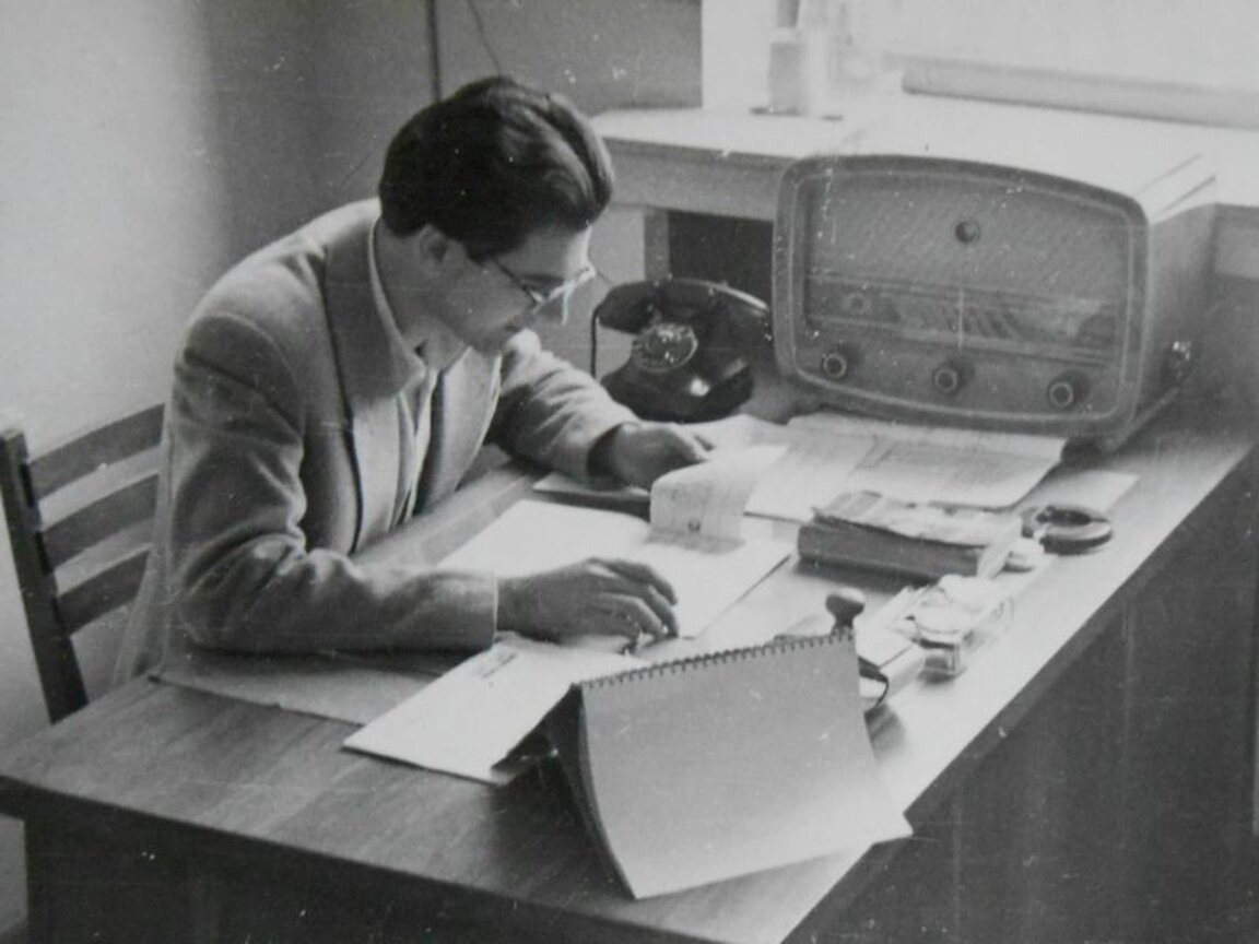 Гроздан Христозов в кабинета си като главен редактор на музикалните предавания, 1955 г.