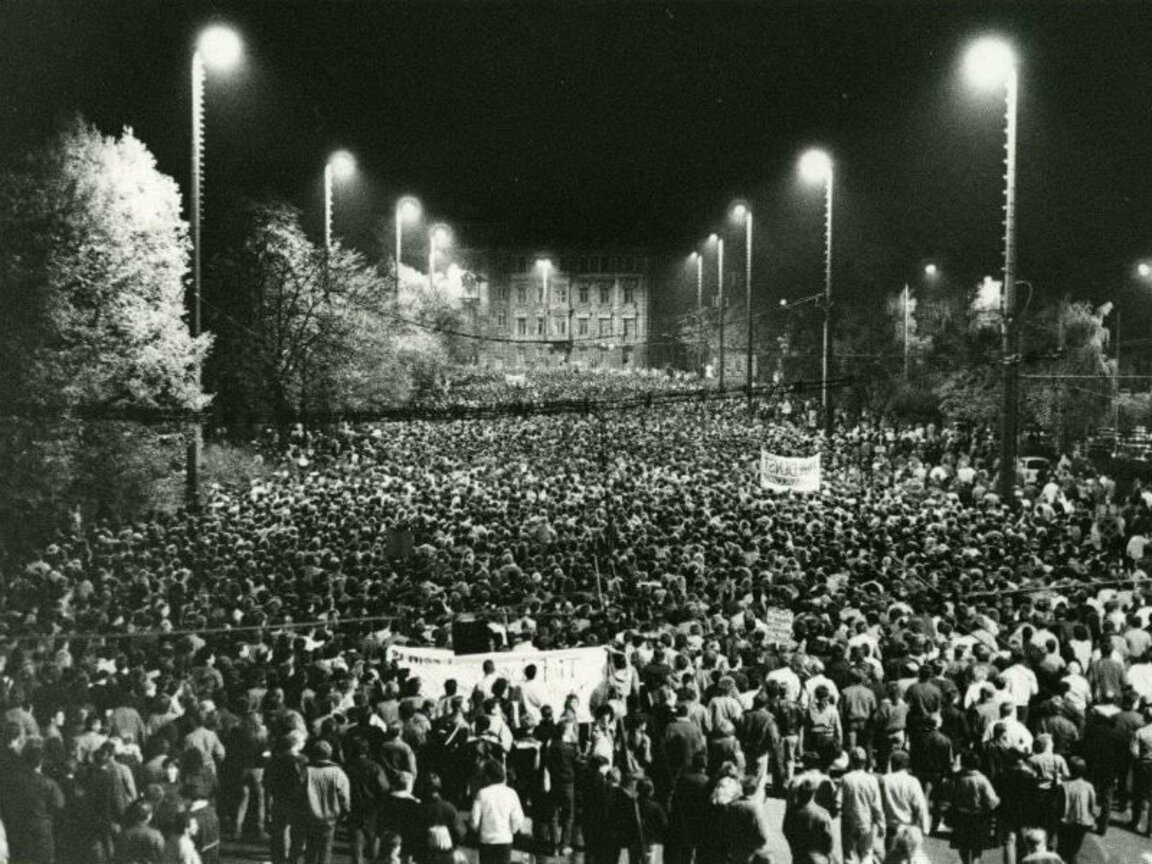На 9 октомври 1989 г. над сто хиляди мирни демонстранти в Лайпциг имаха куража да се противопоставят на държавната власт