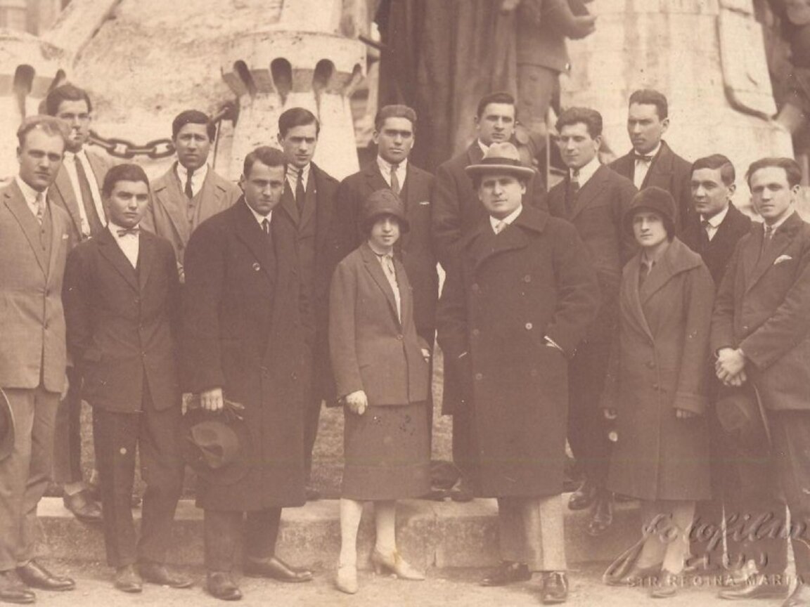 Петър Райчев (с шапка) със студенти в Лвов, 1927 г.  ДА„Архиви“