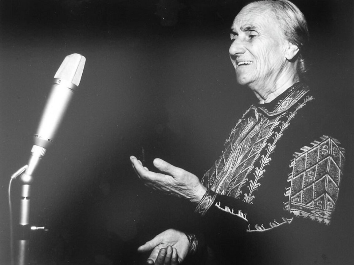 От 30-те години до края на живота си Гюрга Пинджурова обогатява с гласа си програмите на държавното радио. Снимката е направена от музикалния оформител на Радио София Мирчо Сливенски и е представена в колекционерската му изложба „Историята на БНР в кадри“ по случай 80-годишнината на обществената медиа.