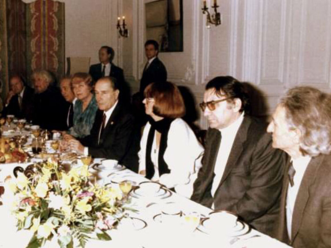 Йордан Радичков, Светлин Русев, Копринка Червенкова, Франсоа Митеран, Блага Димитрова, акад. Алексей Шелудко, Радой Ралин, Ивайло Петров (от дясно наляво)