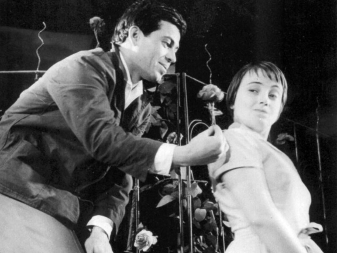 В "Когато розите танцуват" (1961) на режисьора Гриша Островски на сцената на Сатирата (Снимка: Сатиричен театър)