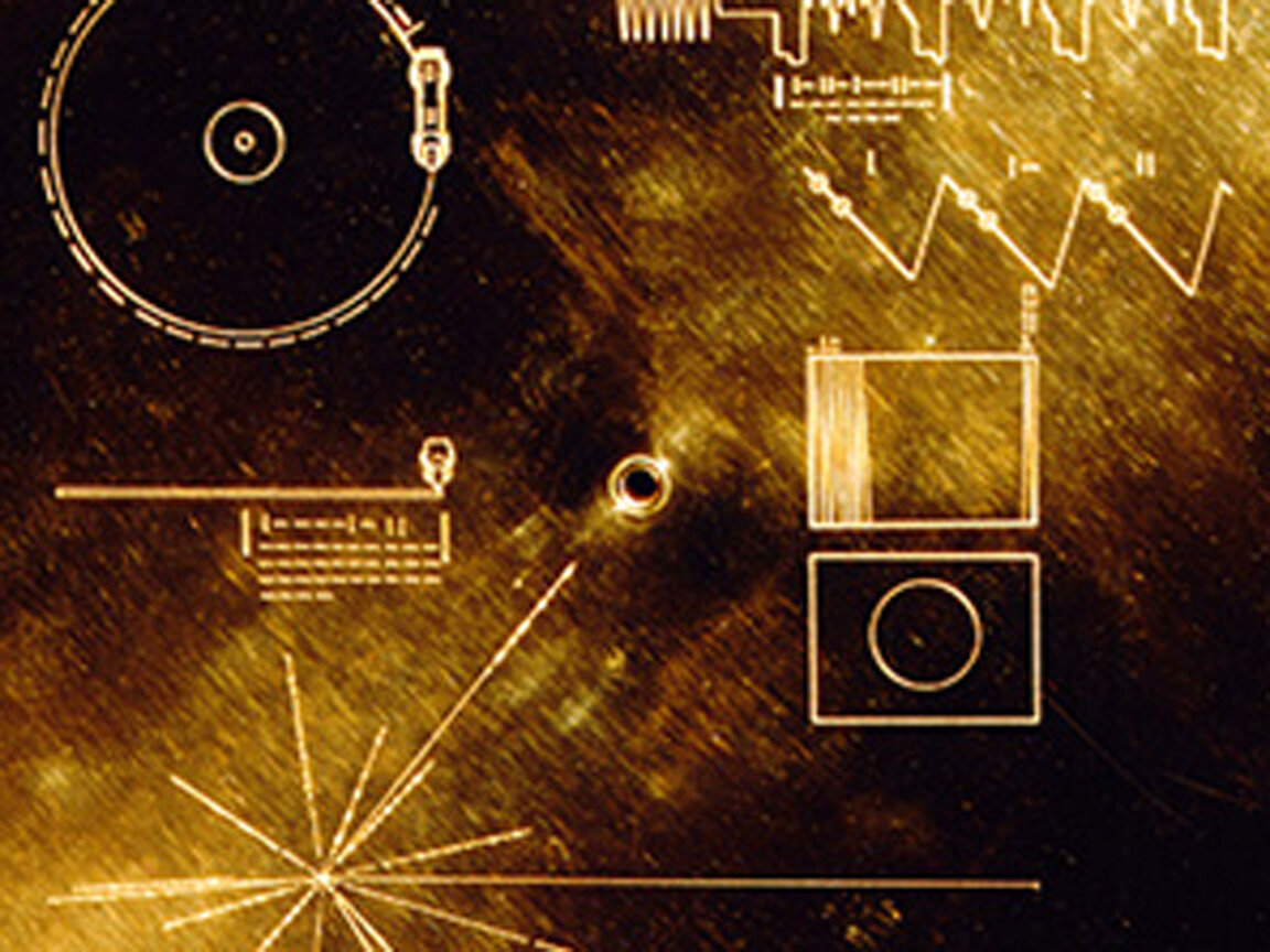 Записът е изработен от позлатена мед и е с диаметър 12 инча (30 см). Капакът е от поцинкован алуминий, със свръхчиста проба от изотопа уран-238 с период на полуразпад от 4468 милиарда години.