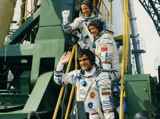 Екипажът на „Союз ТМ-5“ (от горе надолу): Анатолий Соловьов, Виктор Савиних и Александър Александров