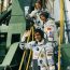 Екипажът на „Союз ТМ-5“ (от горе надолу): Анатолий Соловьов, Виктор Савиних и Александър Александров