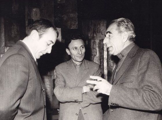 Дончо Цончев, Йордан Радичков и Тодор Генов (от ляво надясно) участват на писателска конференция, организирана от СБП през ноември 1971 г.