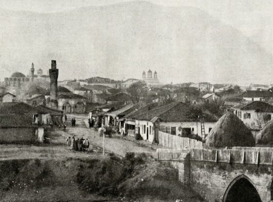 Панорама към София в първите години след Освобождението – на преден план улица „Ломска“ с Шарения мост, днес бул. „Мария Луиза“ с Лъвов мост