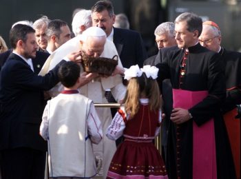Йоан Павел II целува българска земя