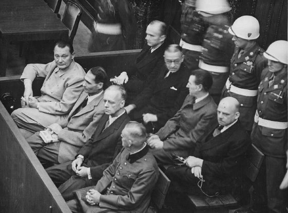 Подсъдимите: Гюринг, Хес, Рибентроп и Кайтел (на първия ред)