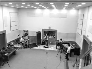 Репетиция на джаз триото Dock in Absolute във Второ студио на БНР по случай 6-годишнината на Бинар, 2018 г. 